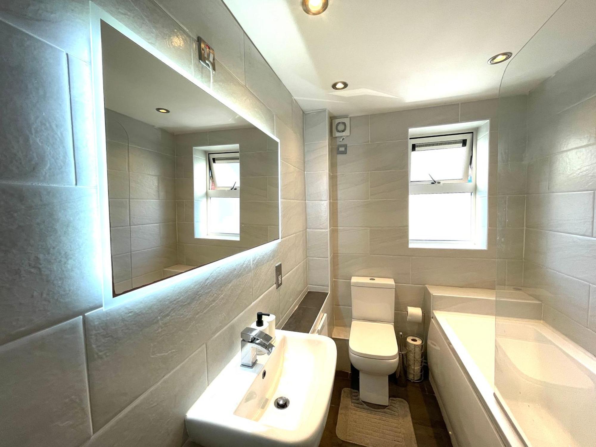 Rnm - Business Professionals Stay, Walsall City Centre, 2 Bedroom With Ensuite And Bathroom, Entire Place, Kitchen & Washroom With Amenities, Smart Tv, Easy Access, Fast Wifi, Parking Nearby, Great Transport Links Exterior foto